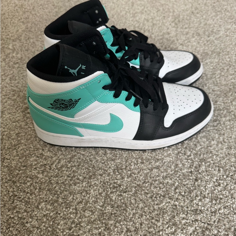 Nike Jordan 1 Mid in Tropical Twist